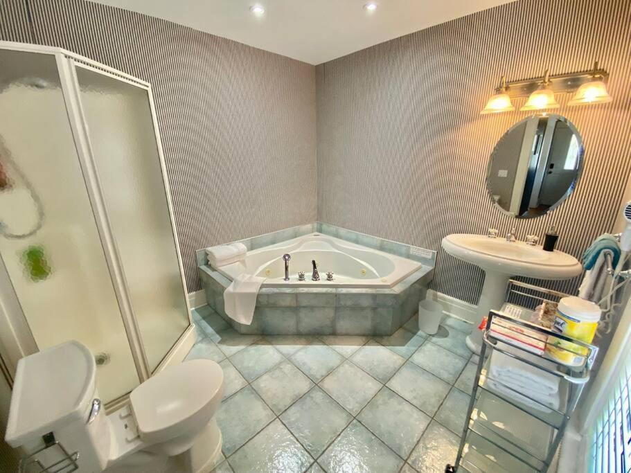 Adorable 2-Bedroom Unit With Jacuzzi Beside Falls Ніагара-Фоллс Екстер'єр фото
