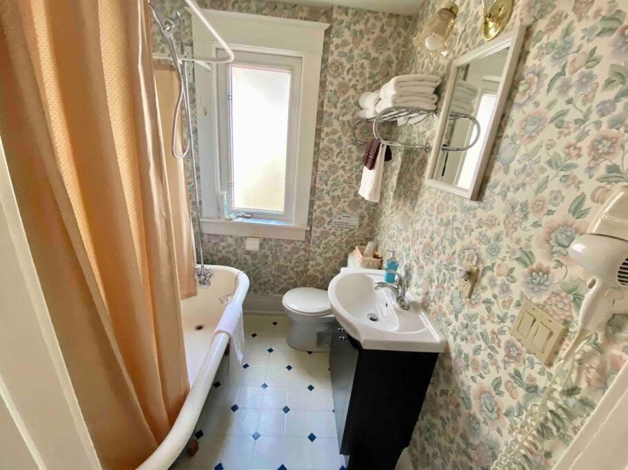 Adorable 2-Bedroom Unit With Jacuzzi Beside Falls Ніагара-Фоллс Екстер'єр фото